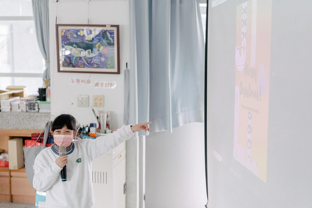 學童發表作品主題與想像，並由講師給予回饋與鼓勵。