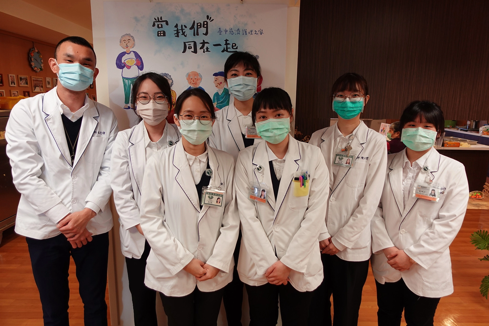 臺中慈濟醫院與臺中慈濟護理之家的營養師團隊用專業，帶給住民們健康與歡樂的佳節氣氛。