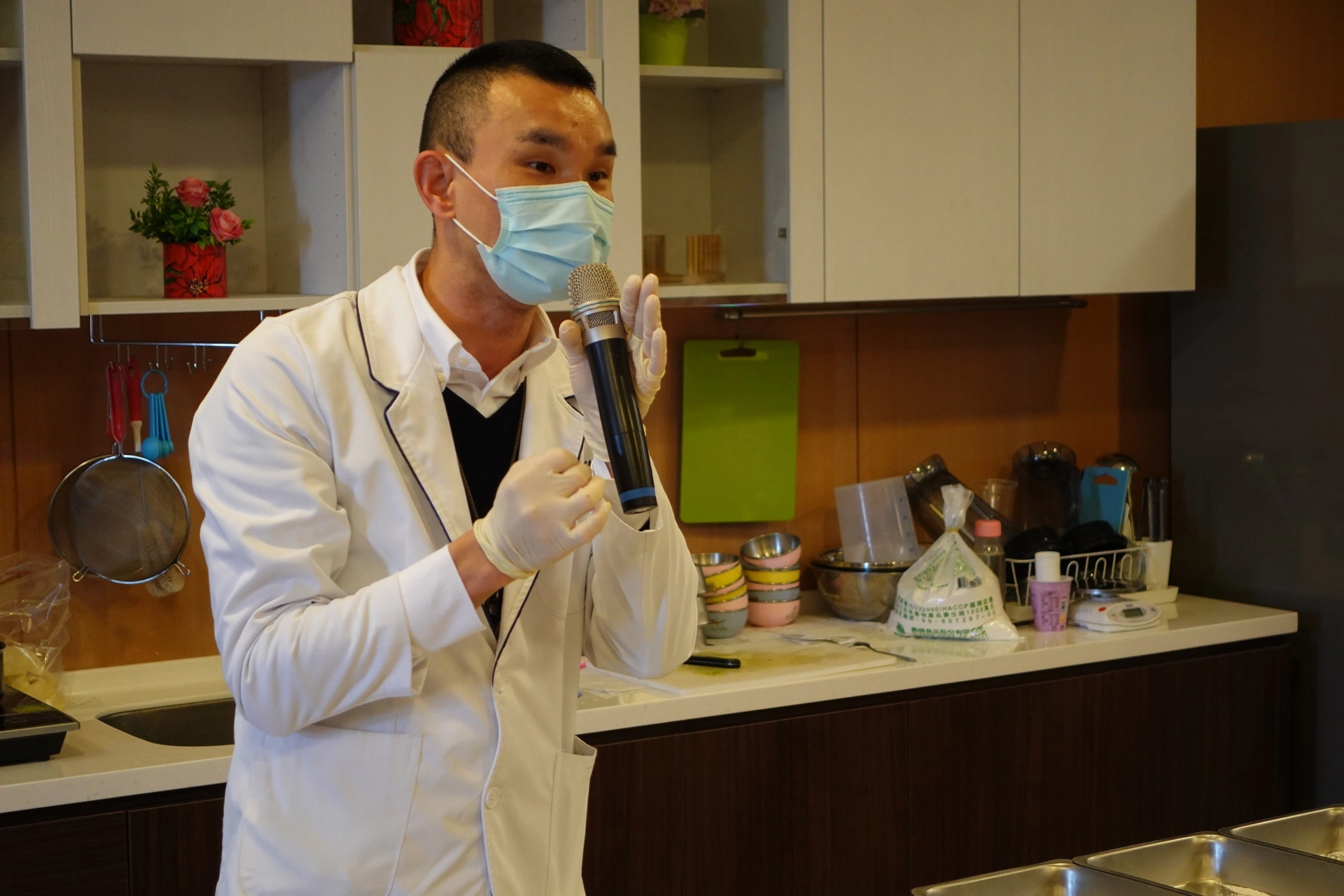 臺中慈院營養科主任楊忠偉為住民們作健康飲食的衛教。