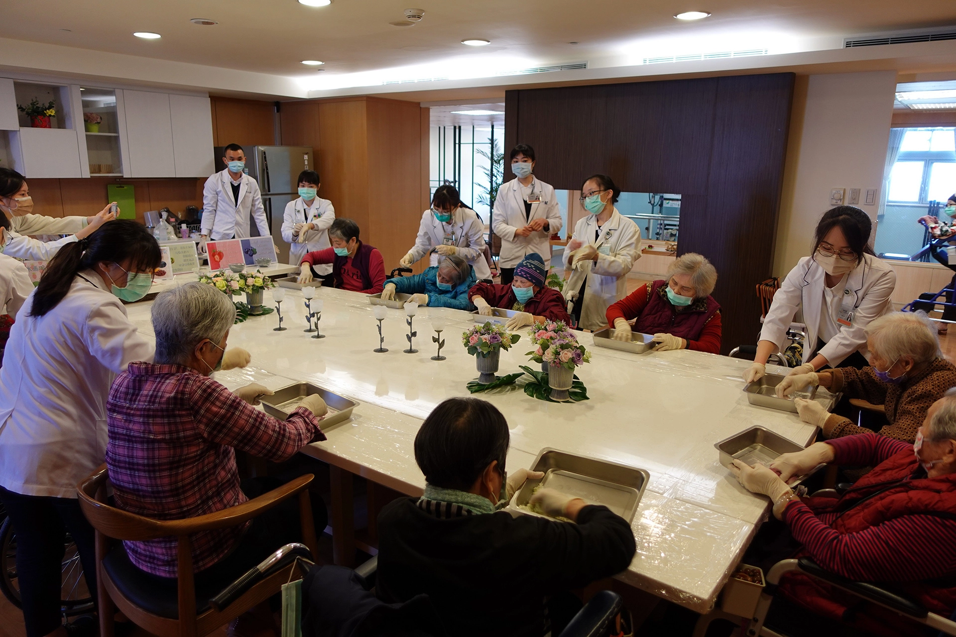 營養師們與護理之家住民一起作元宵。