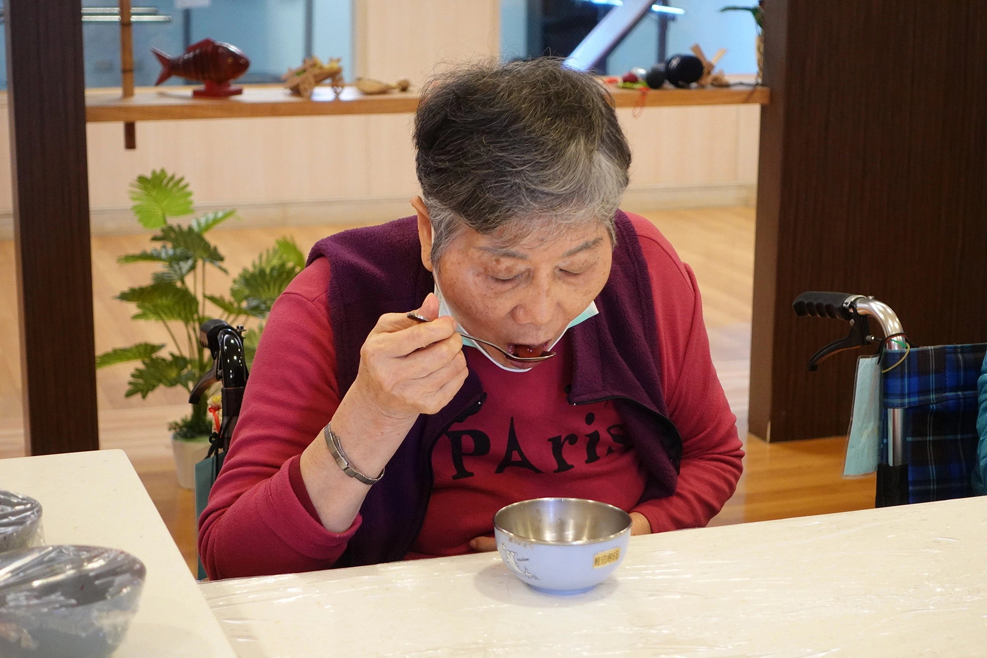 秀蘭阿嬤品嚐「繽紛水果水晶球」直說好吃。