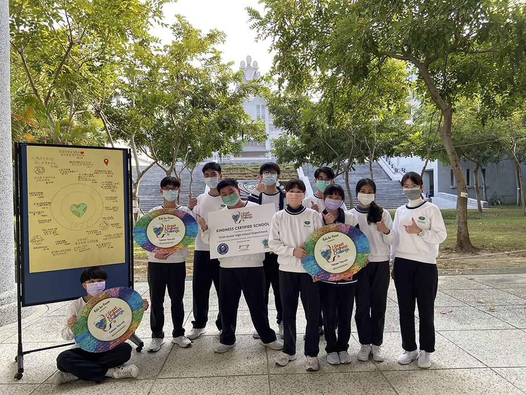 高中部學生透過海報傳遞文字的正向能量。