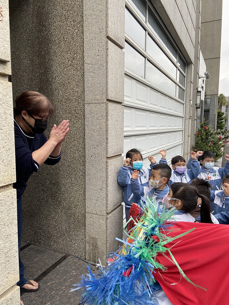 幼兒園歲末送春聯結好緣行動，小小孩童舉手投足間讓鄰里長輩歡喜不已。