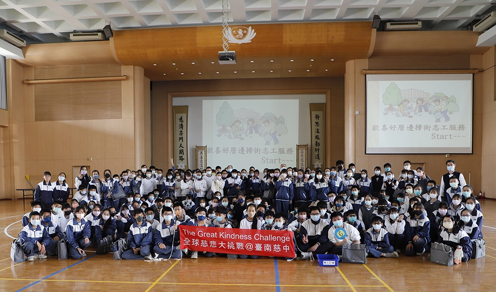 中學部以社區掃街展開慈悲挑戰活動序幕。