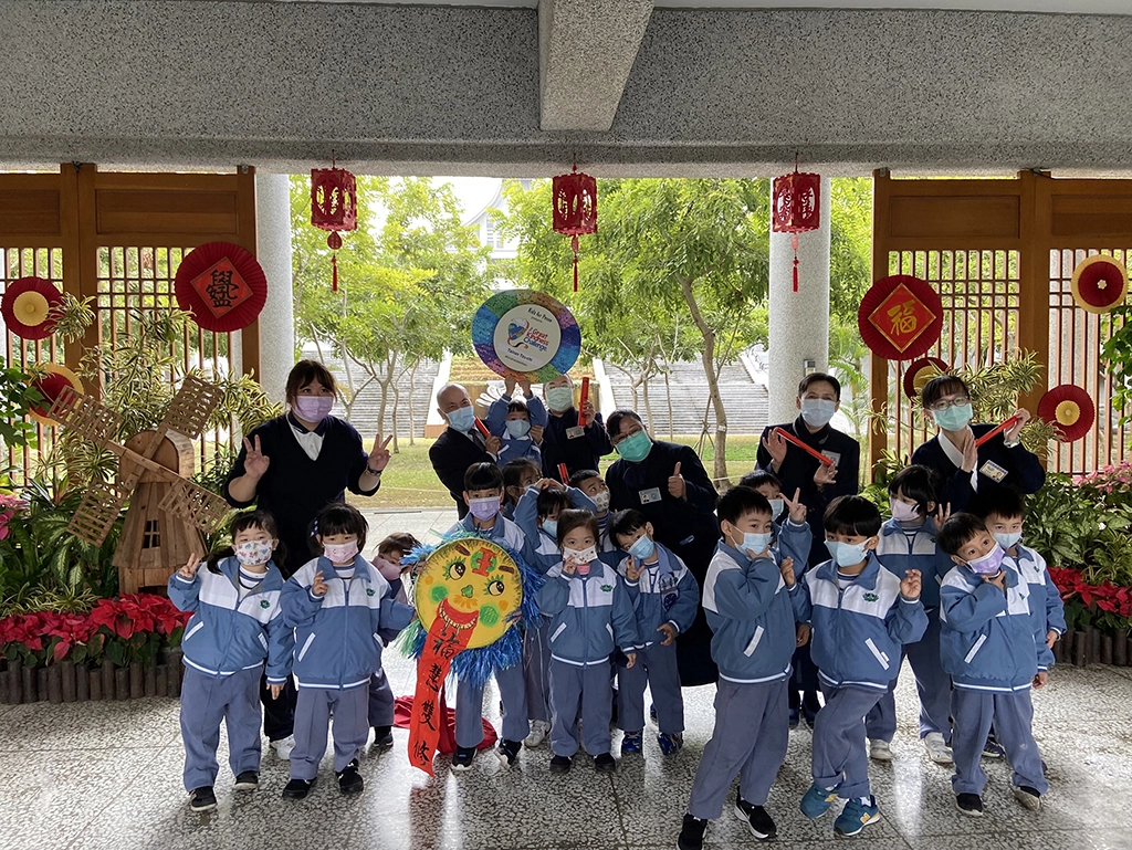 孩童的歡樂祝福融化許多教師同仁。