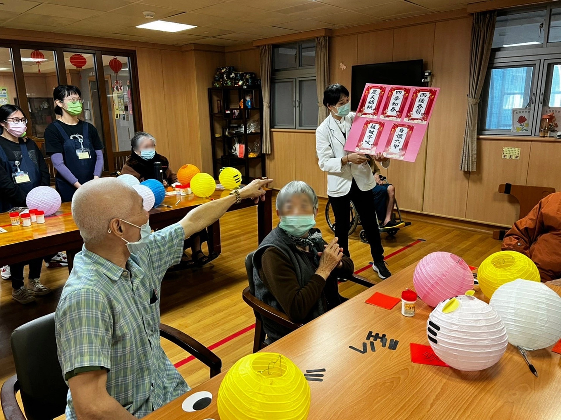 邊作燈籠、邊猜燈謎，護理之家住民都很踴躍回答。
