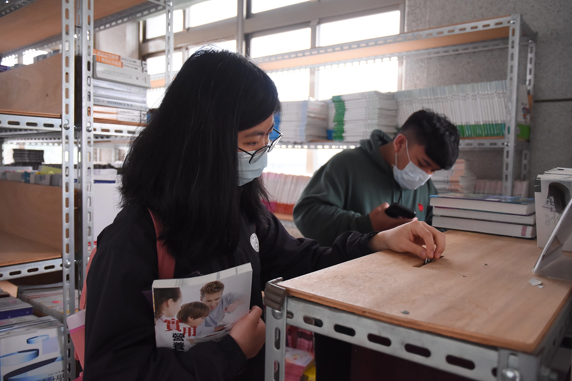 學生從選書到投幣結算，都不假他人之手，考驗的是自己的誠實度。