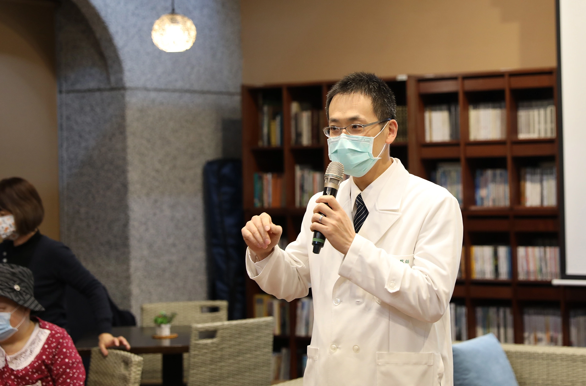 乳房醫學中心張群明醫師表示，由於乳癌治療過程會有雌激素下降的狀況，容易讓乳癌婦女出現骨質流失，引起骨質疏鬆的問題。