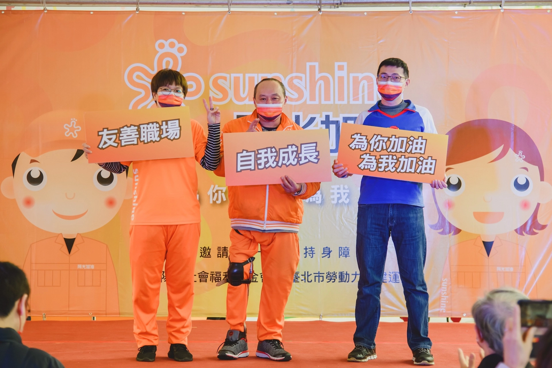 陽光加油站王顧婷站長(左一)、身障員工代表駱俊傑(中)、謝其穎(右一)邀請大家支持身障朋友就業服務