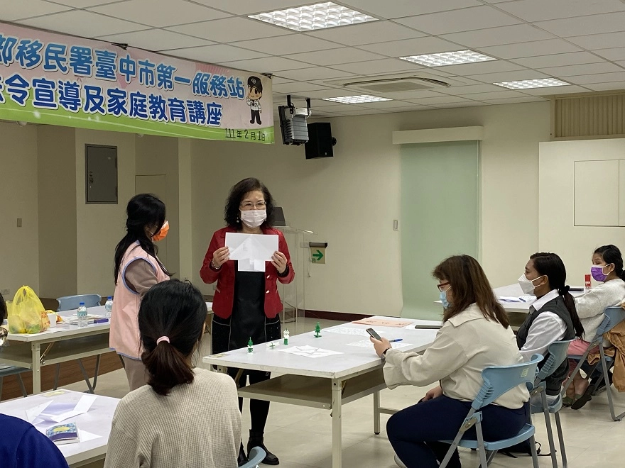 圖一移民署偕新住民「牽手」 尋找愛的真諦-老師引導活動。