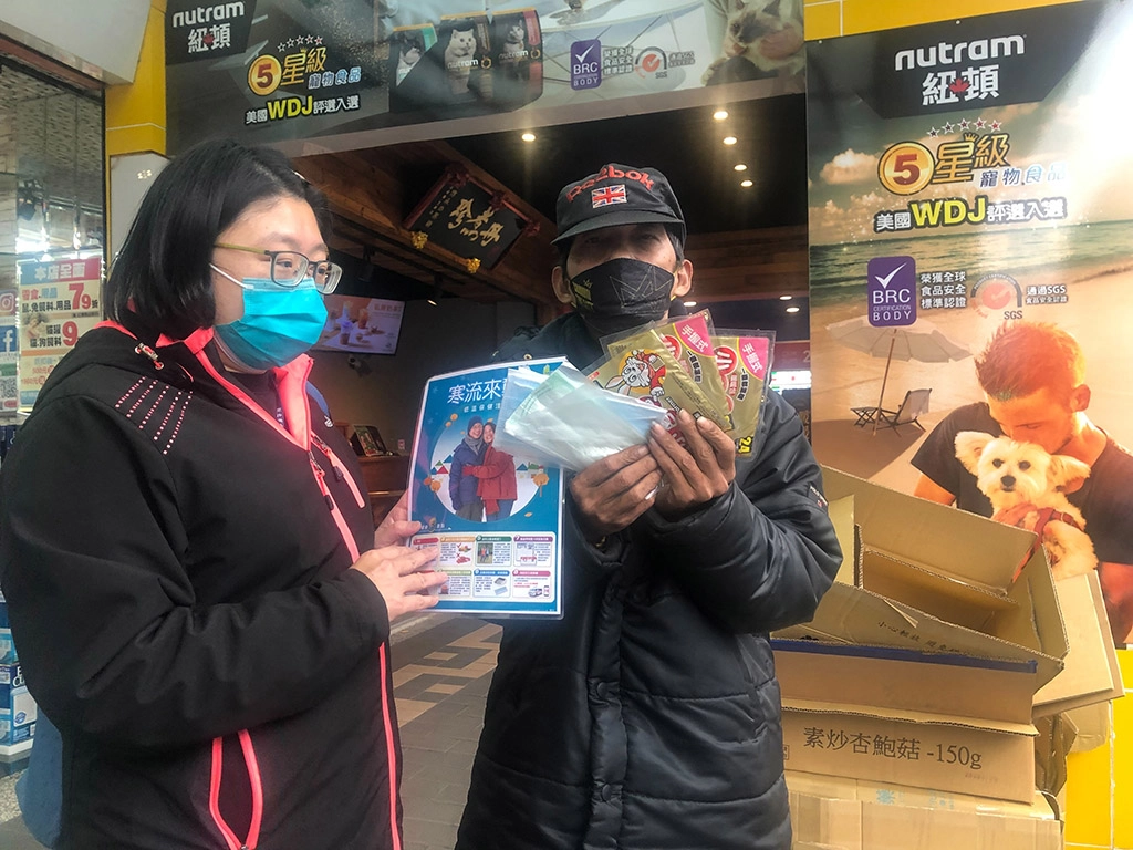 公所人員致贈暖暖包關懷街友健康並提醒防寒自保對策。