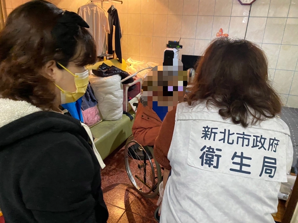 衛生局人員居家訪視關懷照管中心個案身體狀況並宣導防寒保健資訊。