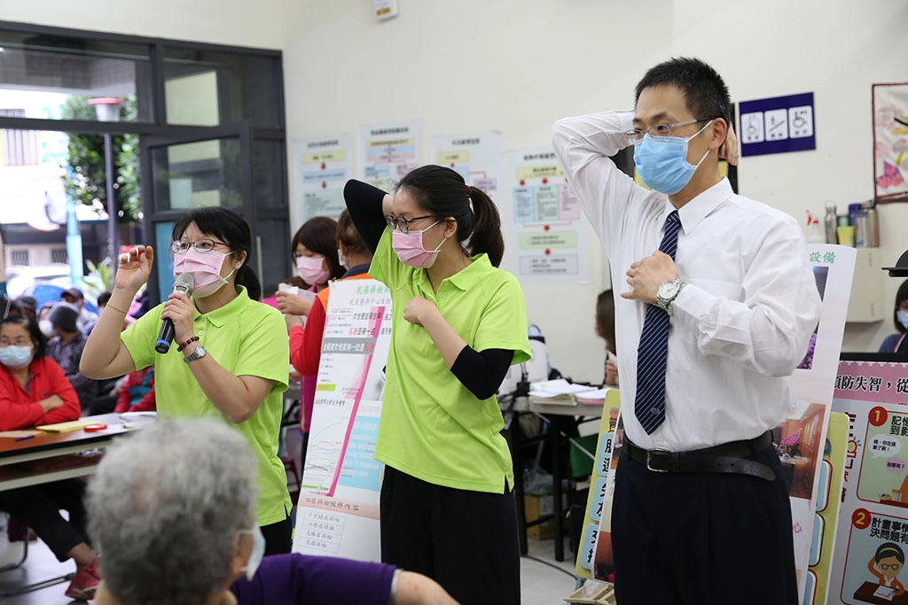 乳房醫學中心團隊分享乳房自我檢測。
