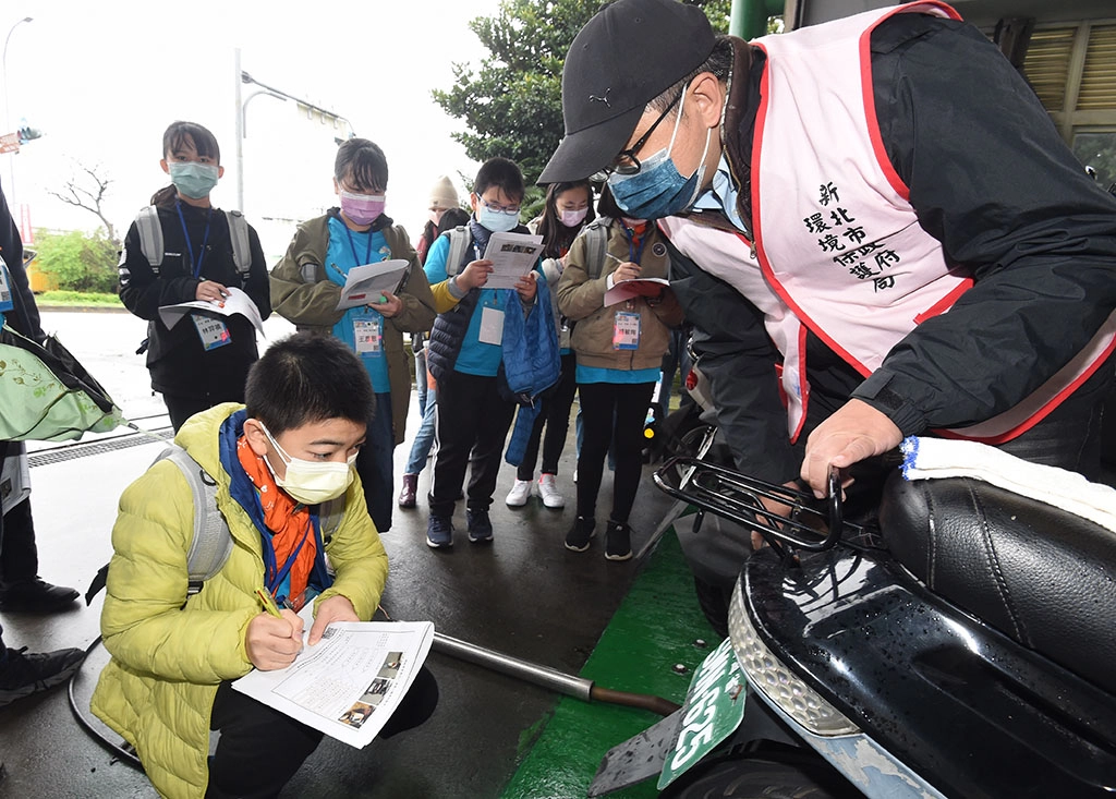 現場演示柴油車輛進行排煙檢測作業及其引擎裝置的展示，讓小局長們了解如何利用儀器檢驗排煙及柴油車所產生的污染。