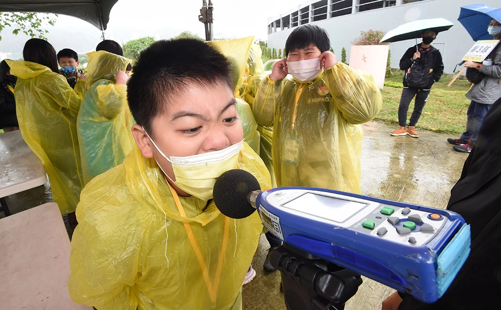 小局長體驗「噪音打擊者」，了解如何操作分貝計。
