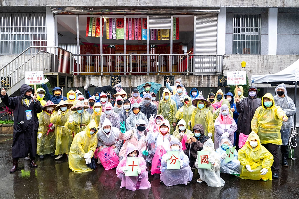 「平溪健行淨山趣」活動帶領民眾健行淨山，一同守護山林環境(圖為十分路線團體照)。