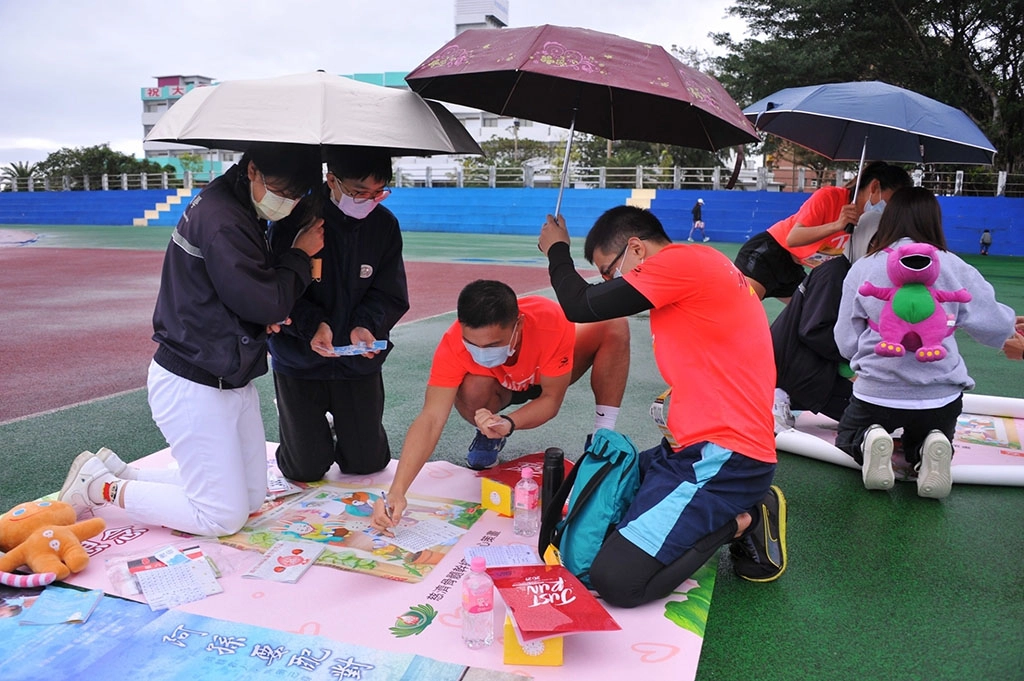 為了搶救幹細胞寶寶，即使下大雨，仍有許多民眾撐傘也不放棄，因為遊戲未完成，表示救人的任務尚未成功。