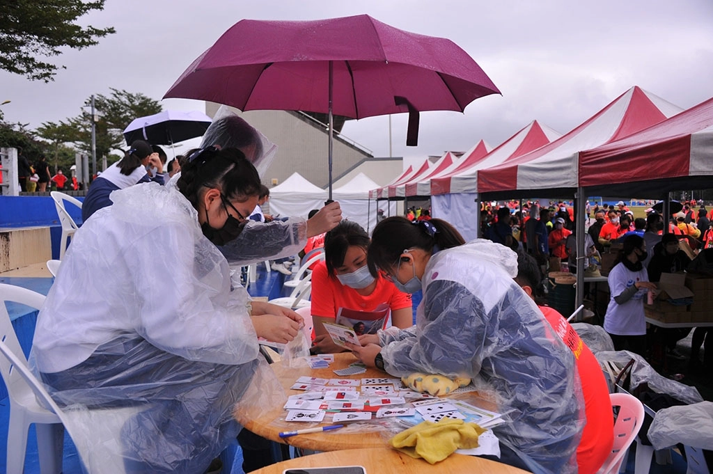 慈青與慈中師生穿著雨衣陪伴不放棄救人遊戲的跑者一起展開第六對相遇的髓緣路，救人風雨無阻。