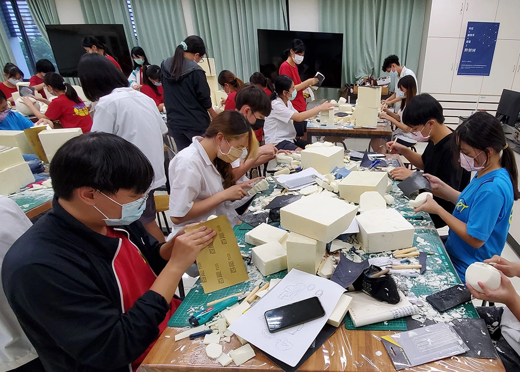 臺東女中美術班學生正在雕刻PU方塊形塑作品。