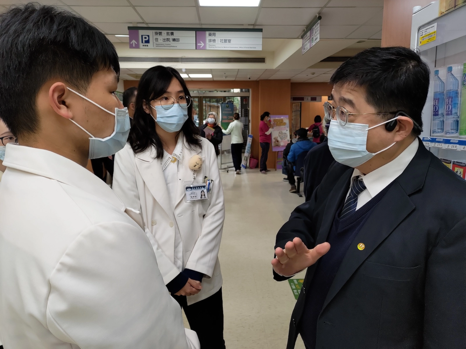 大林慈院副院長林名男也帶領醫學生來見習整合性篩檢，培養人才，將來可有更多人力來為社區服務。