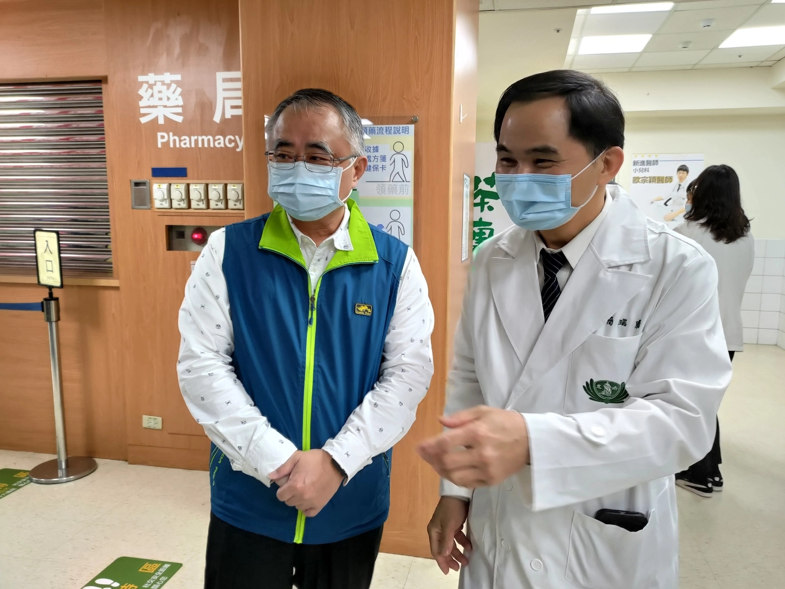 簡瑞騰院長陪同雲林縣衛生局副局長張翌君到每一站關心篩檢情況。