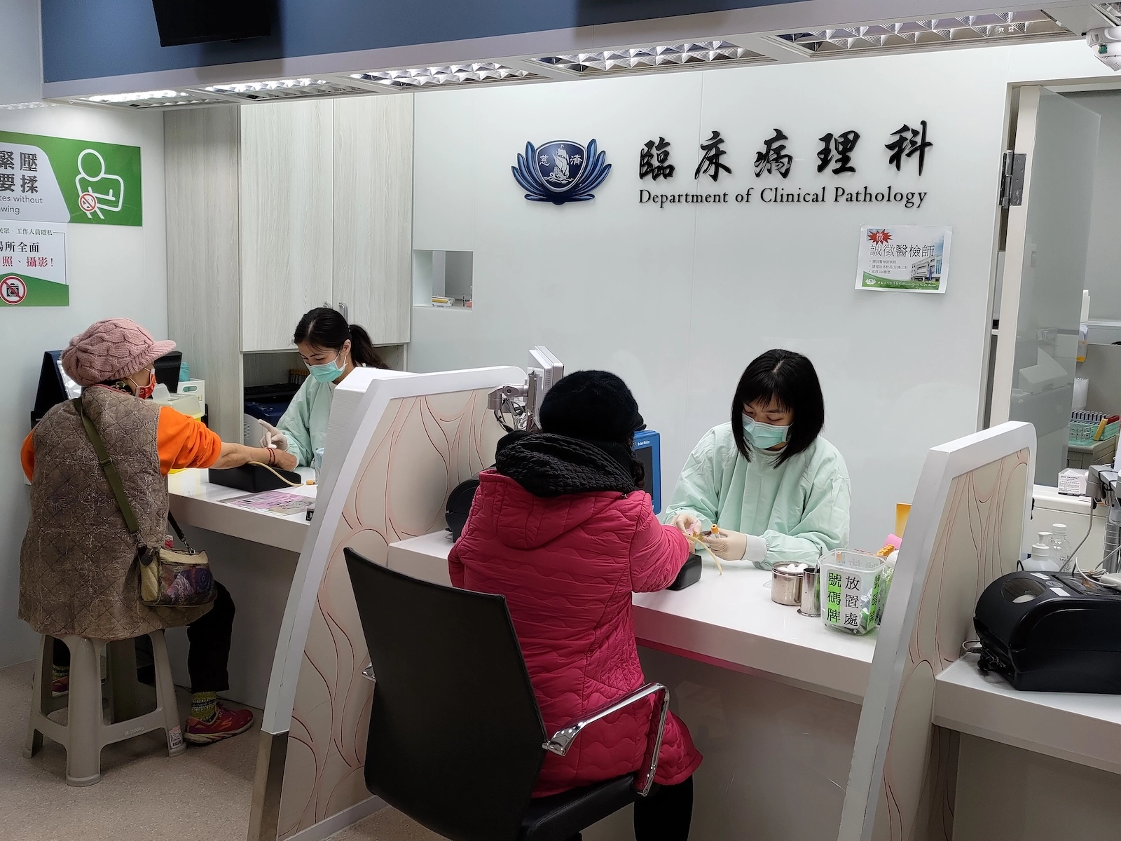 斗六市鄉親不畏天寒，也要顧健康，穿著厚厚的衣物來到斗六慈院做整合式篩檢。