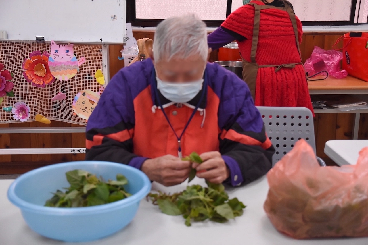 即使老人家手腳不夠俐落，也能幫忙挑菜。