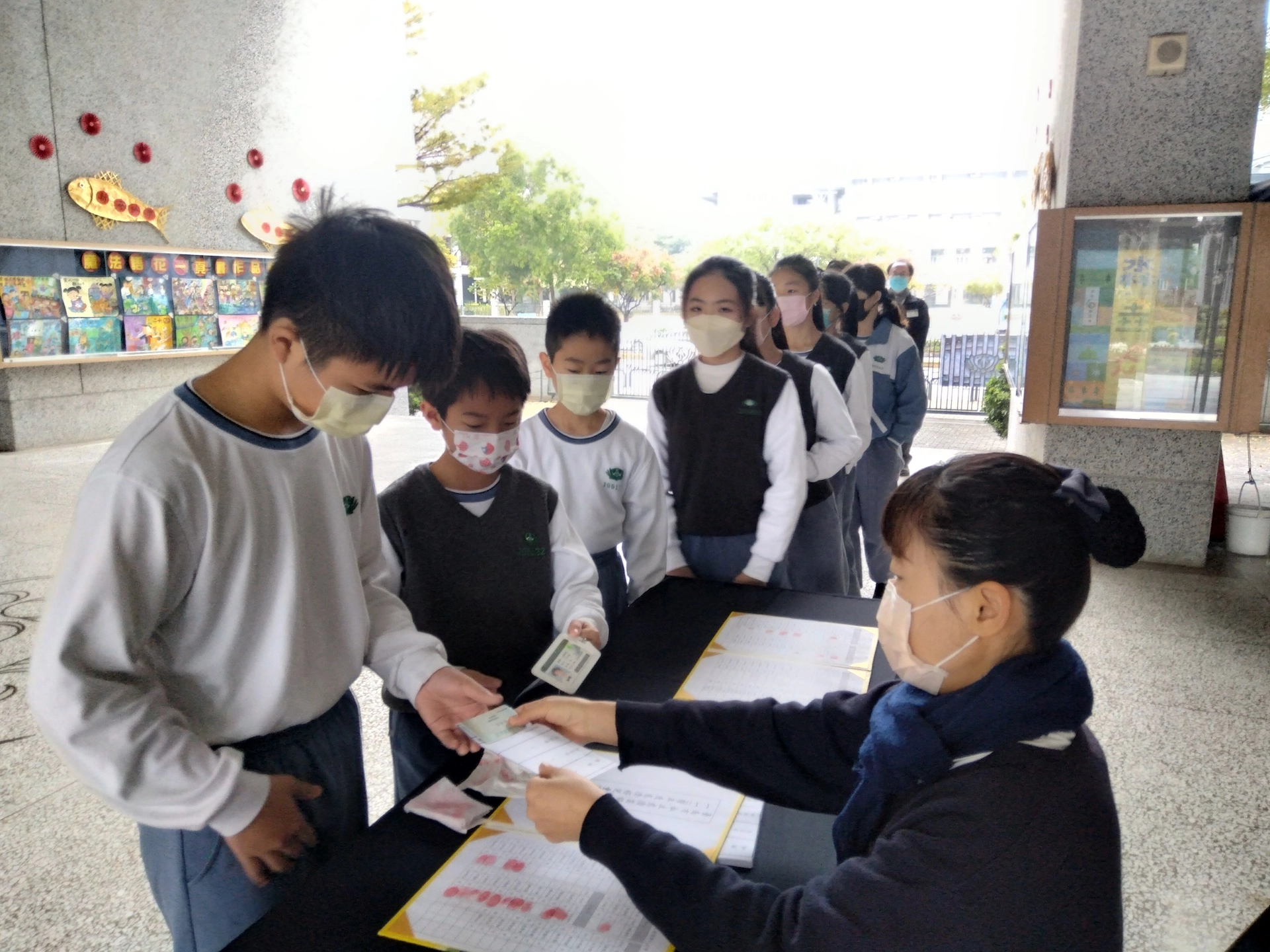 學生依序查驗身分及領票。
