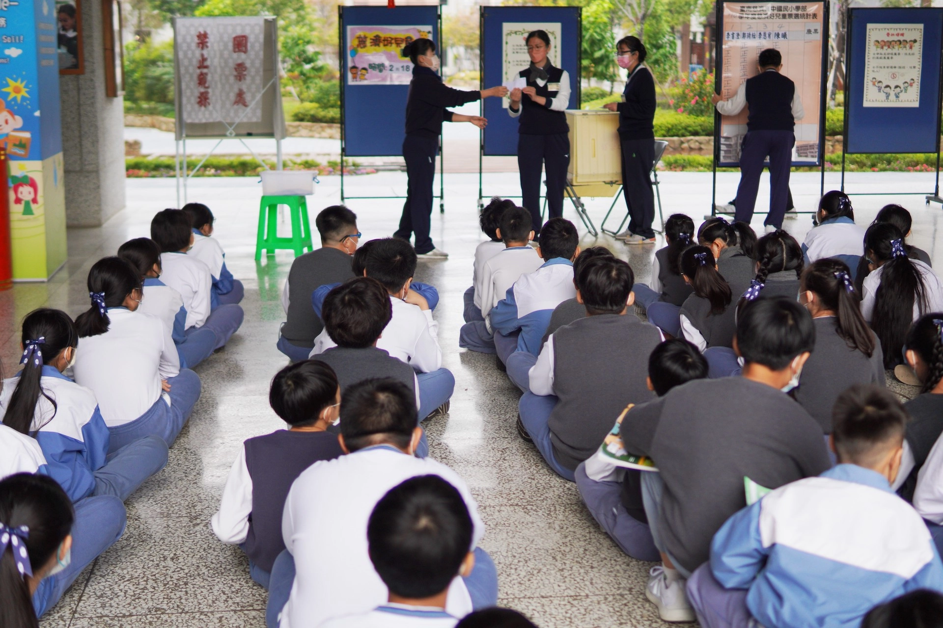 六年級學生監票，一同見證民主法治的公平、公正、公開。