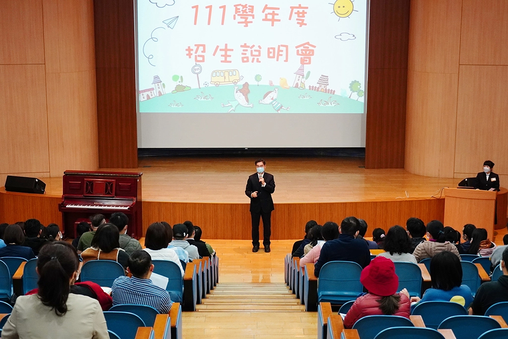 姚智化校長向家長們介紹學校特色。