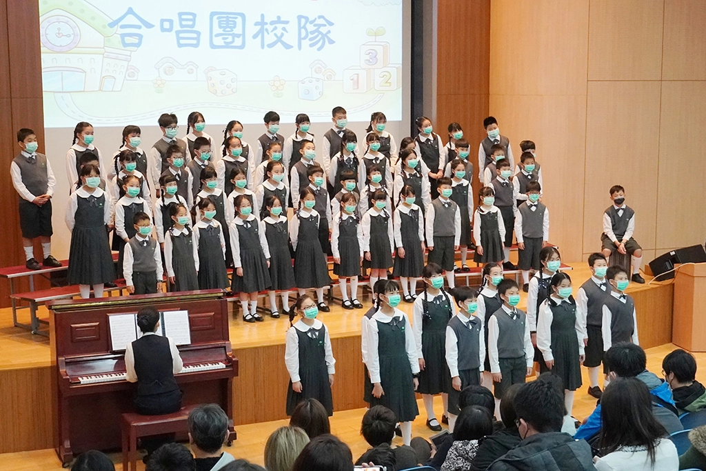 說明會由合唱團校隊優美的歌聲拉開序幕。