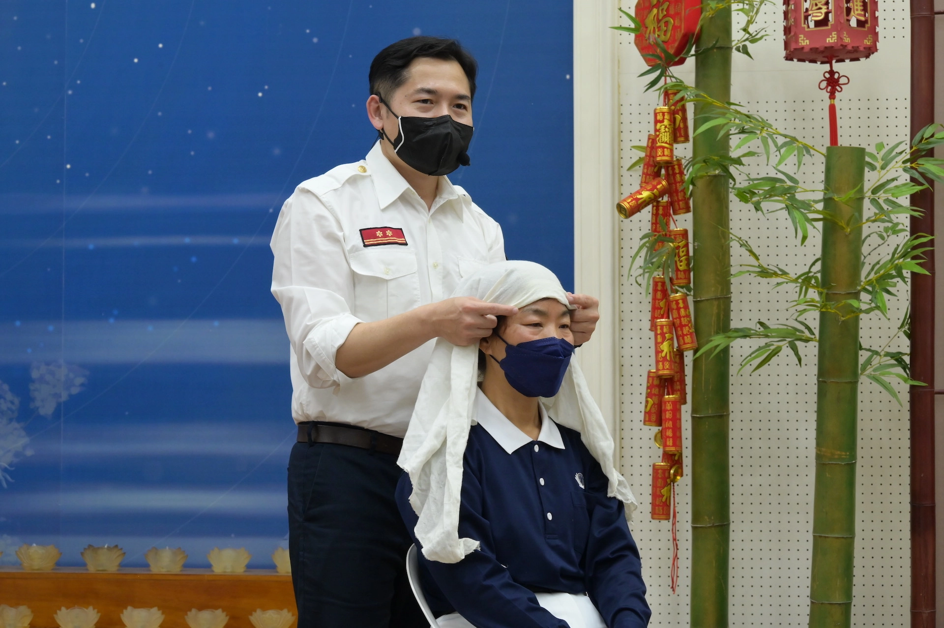 高雄市消防局緊急救護科何信育教官教導如何正確地運用三角巾進行患部包紮。