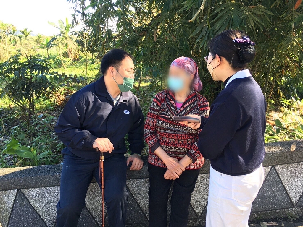 慈濟社工與志工定期前往案家了解生活需求。