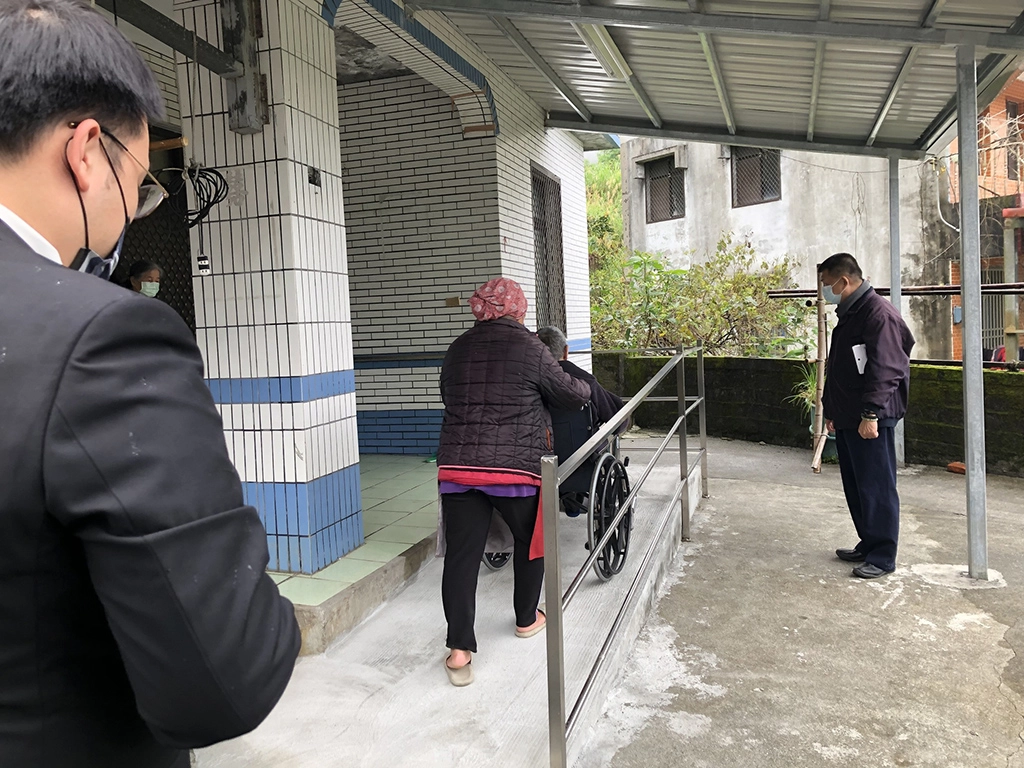 慈濟為花蓮縣萬榮鄉案家規劃居家安全修繕，2月22日前往驗收，由居服員推老爺爺試走坡道。
