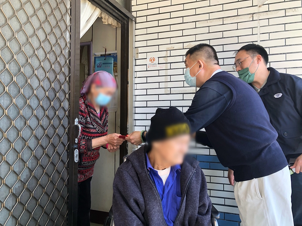 2月中志工前往案家送來孫子之學費，老奶奶不斷地向社工與志工道謝。