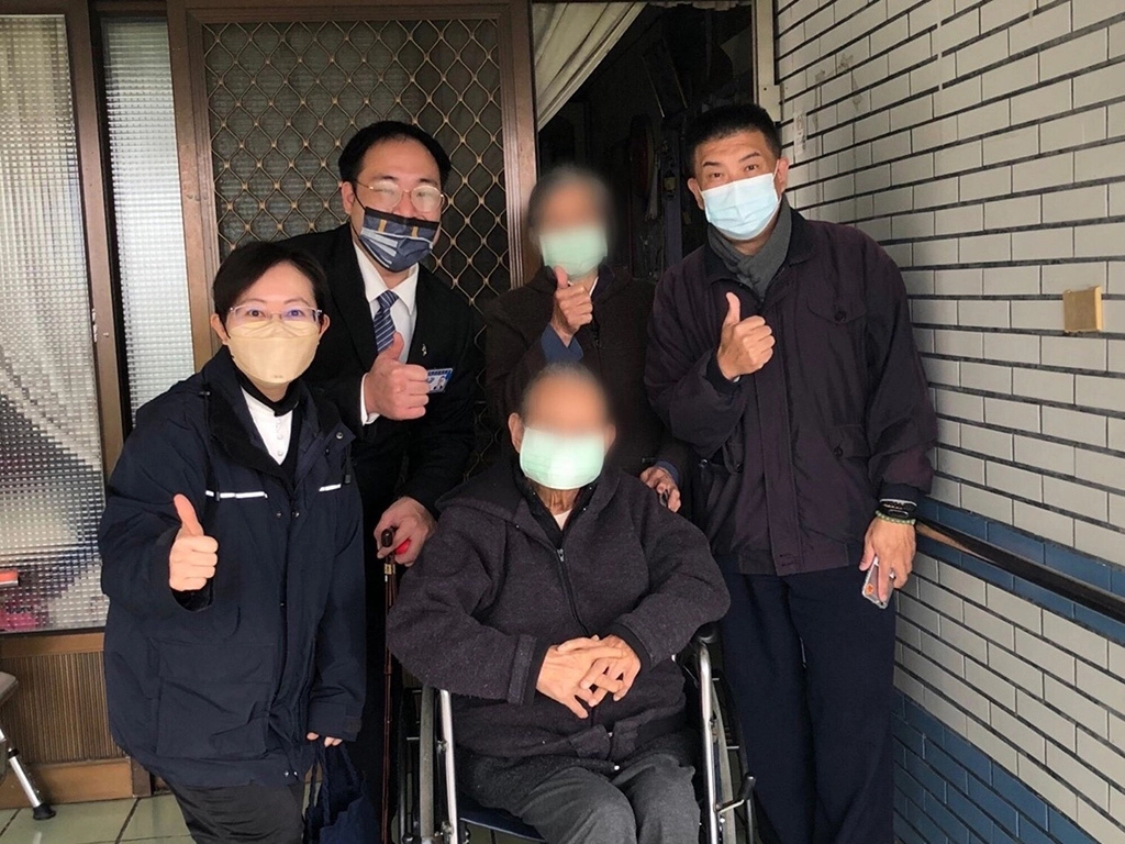 2月22日慈濟社工與志工前往案家驗收工程，案家表示很滿意、感到很幸福。