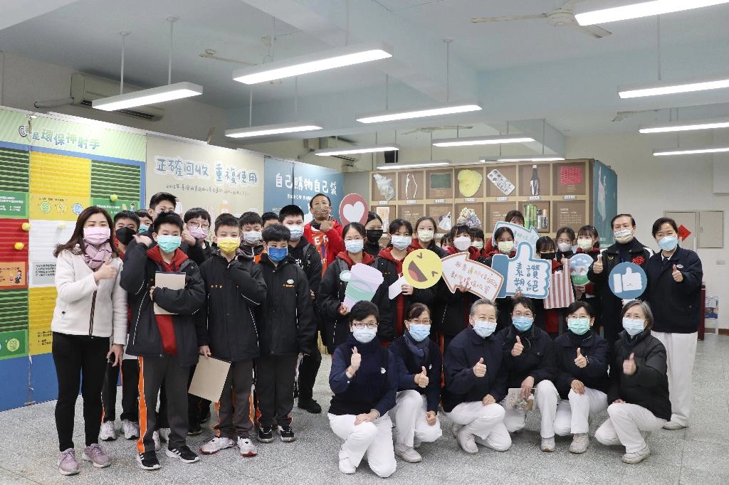 慈濟志工全力以赴做好環保教育展，無非就是希望能把環保的理念帶進學校，進而影響到家庭和社會。