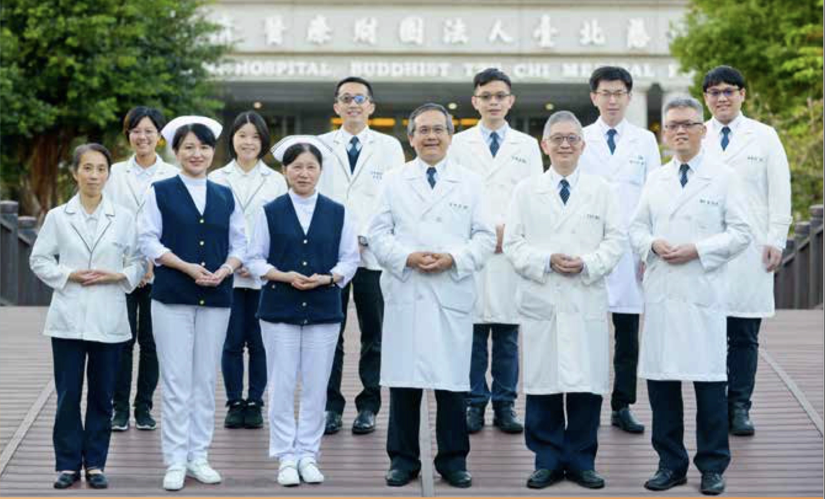 臺北慈濟醫院預立醫療諮商團隊，前排左起:社服室吳芳茜主任、湯雅婷個管師、護理 部吳秋鳳主任、張恒嘉副院長、李嘉富醫師、常佑康醫師;後排左起:洪珮容社工師、 楊惠儀社工師、林家德社工師、沈明昌醫師、劉子弘醫師、鍾秉均醫師。