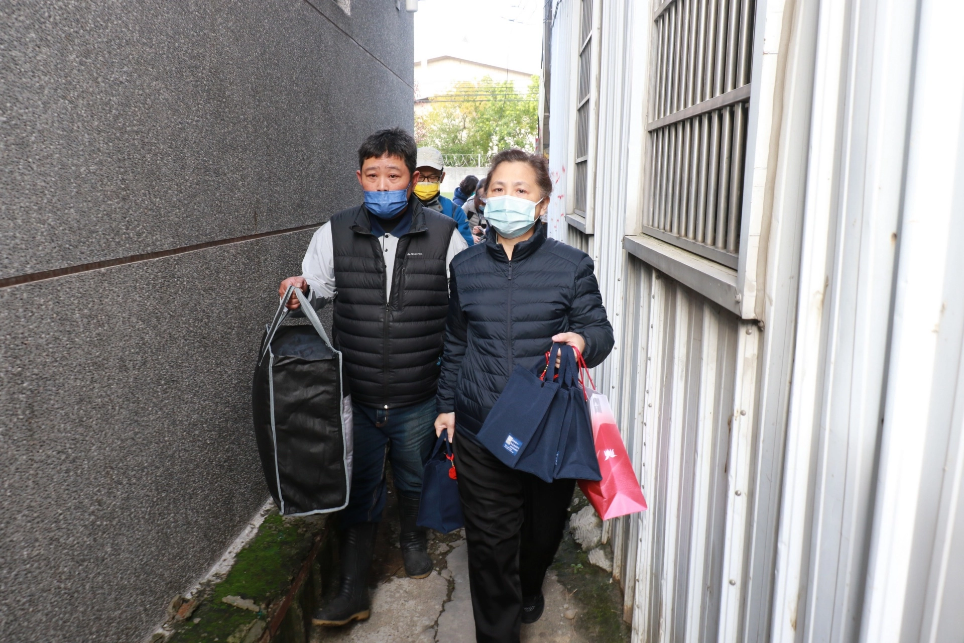 慈濟長照推展中心副召集人莊淑婷攜帶禦寒物資關懷獨居長輩。