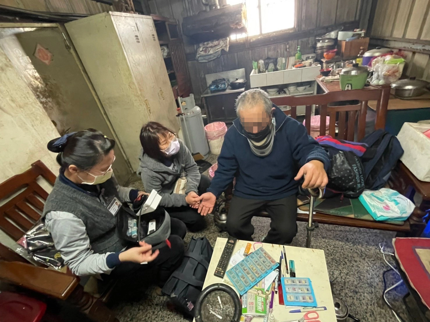 慈濟長照中心各地居服員及照服員逐戶關懷並送上禦寒物資。