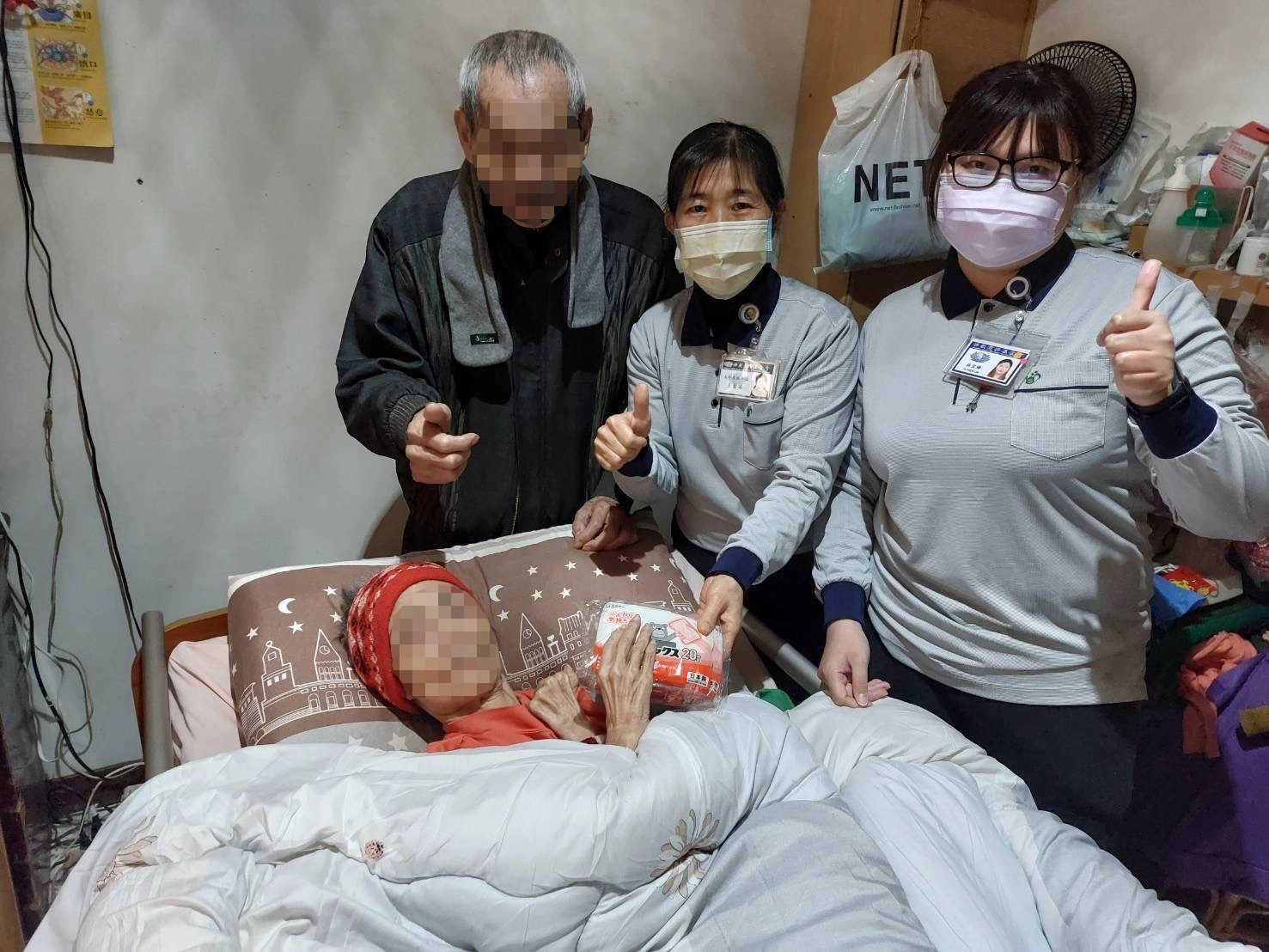慈濟長照中心各地居服員及照服員逐戶關懷並送上禦寒物資。