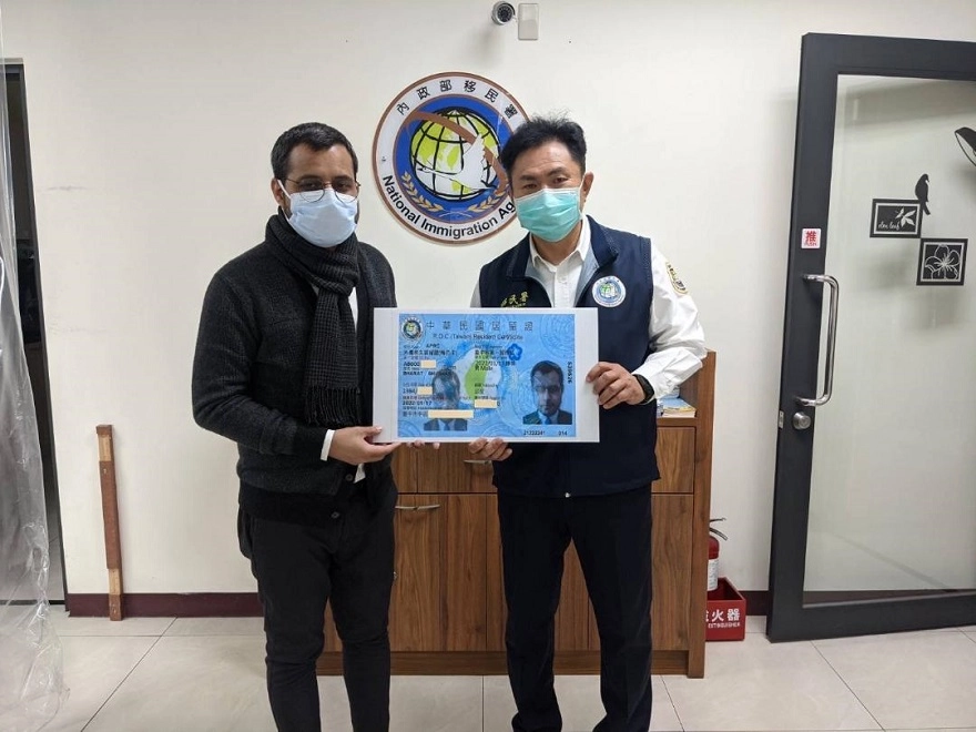 移民署臺中市第一服務站主任周佑仁(右)頒發梅花卡給BHARAT BHUAHAN(左)。