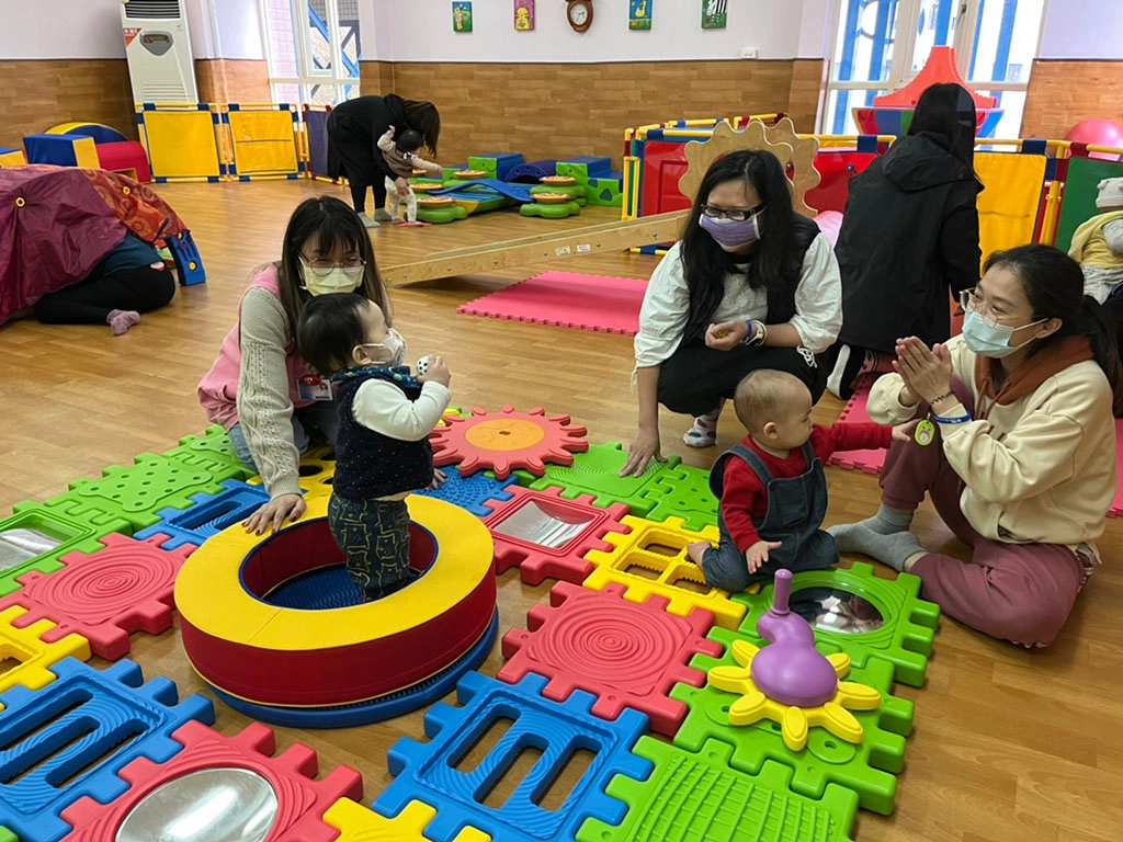 嬰幼兒專業教室-毛毛蟲感統活動。