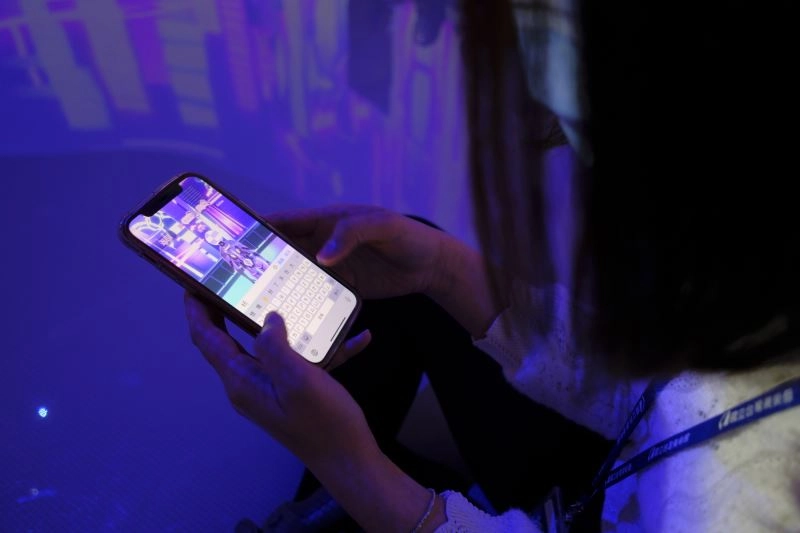 作品〈你的肢體笑顏_將是我的全部〉透過App進入虛擬世界線上進行互動。