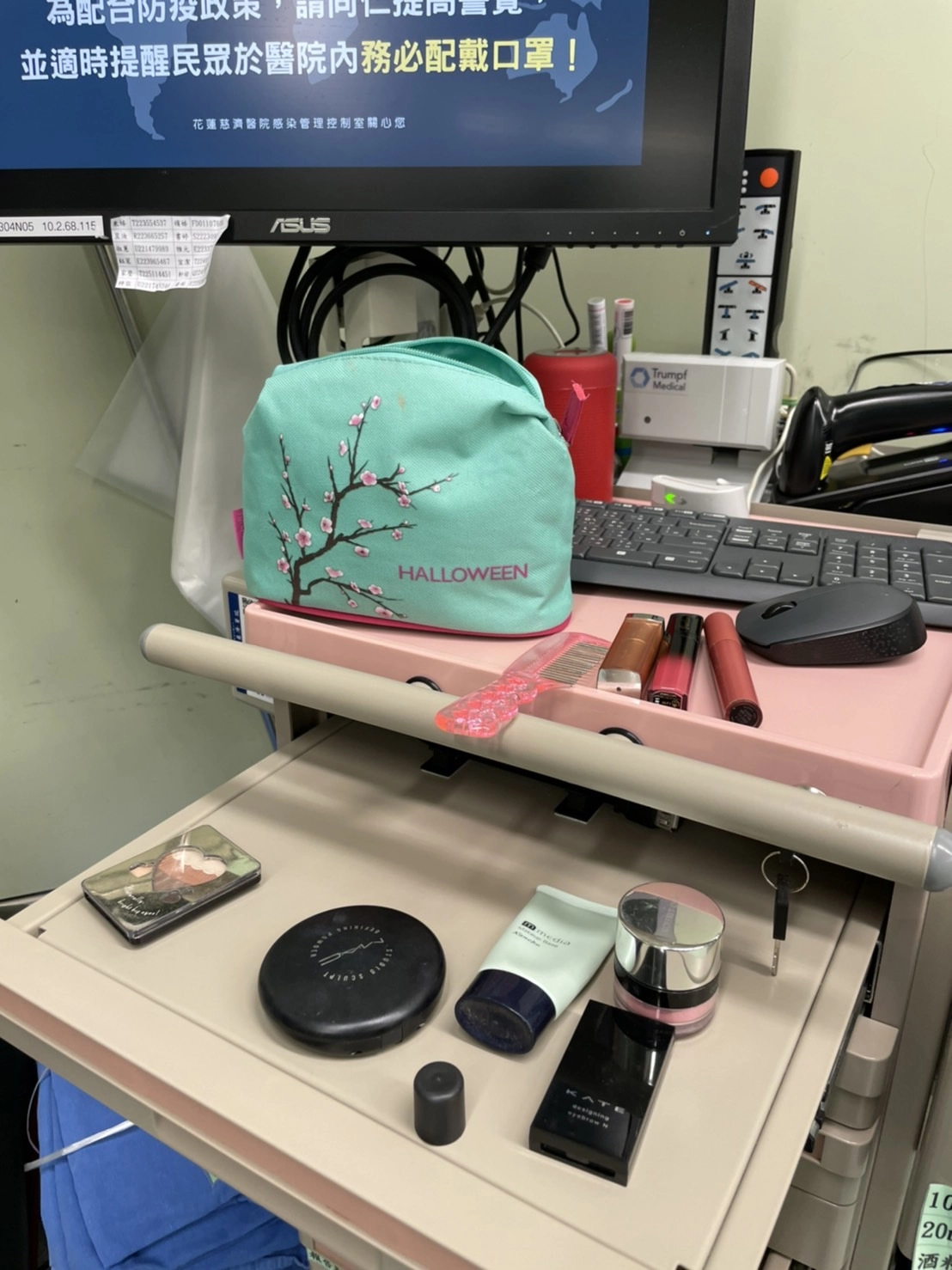 手術完成之後，手術室護理團隊細心為劉女士整理儀容，最後莊嚴淡雅的妝容，讓家屬不捨的心情能稍微平靜下來。 (PS，用實際使用的化妝品代替意象)