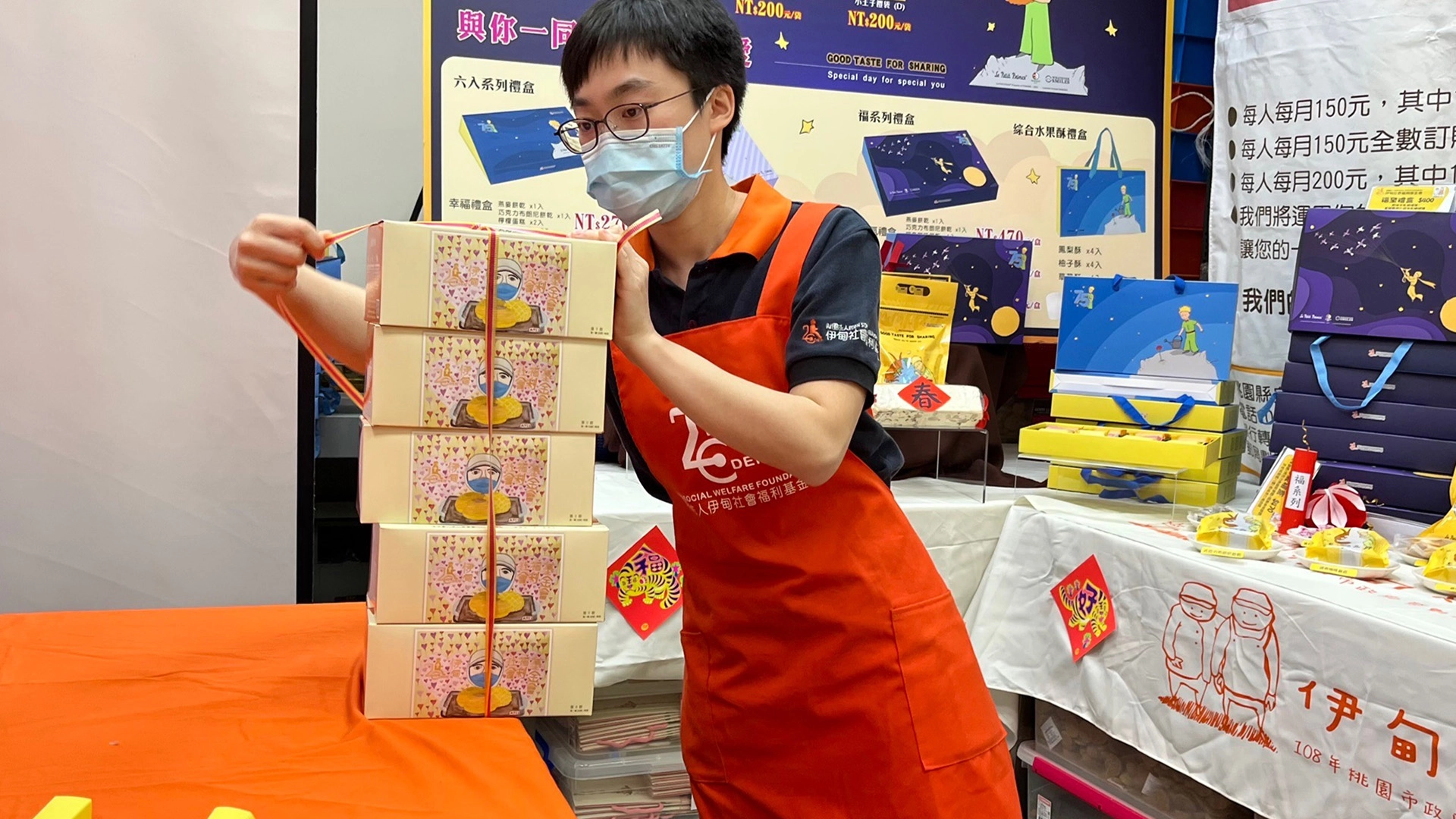 26歲的小萱因患有頑治型癲癇，過去在職場上較難久待，經伊甸訓練後工作技能大躍進，已能勝任出貨工作 .