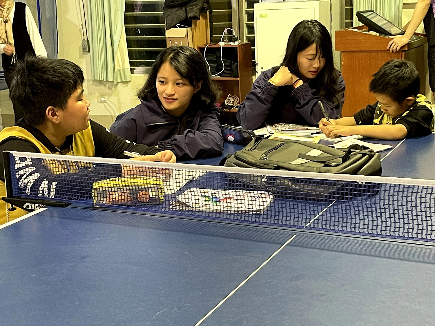 人發心系LAQI課輔陪伴志工提供週間三次課輔陪伴，陪伴學童完成作業並關心學童情緒、行為及生活狀況。(資料照片)