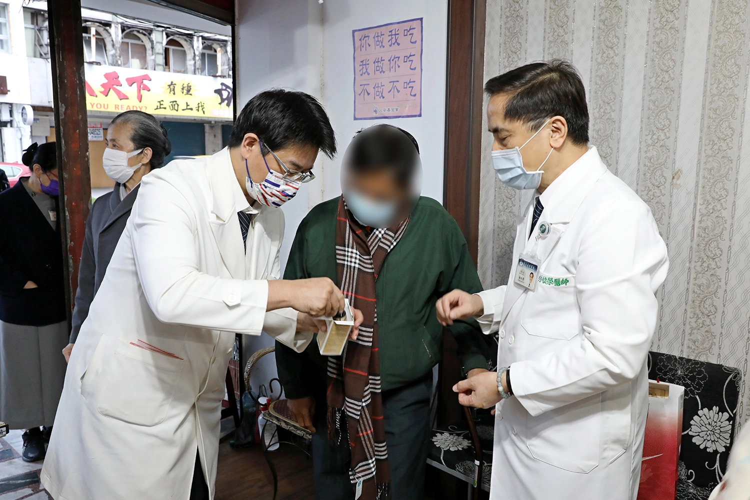 何宗融副院長向街友介紹淨斯本草三寶的使用方法。