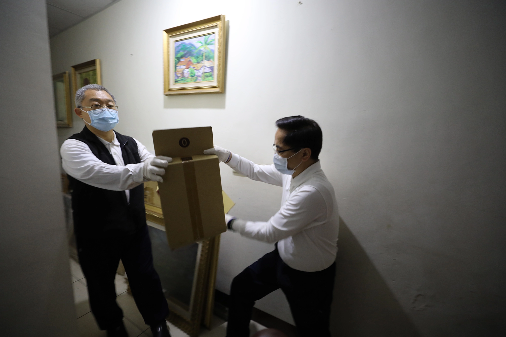 牙科李彝邦醫師與林欣榮院長接力搬運。
