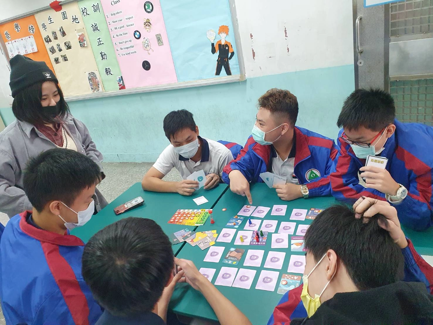 新北高工同學熱切詢問遊戲上的問題。